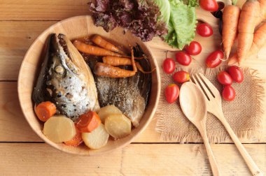 Tarı yaki sos taze sebze ile pişmiş somon kafa.