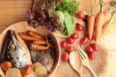 Tarı yaki sos taze sebze ile pişmiş somon kafa.