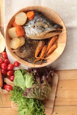 Tarı yaki sos taze sebze ile pişmiş somon kafa.