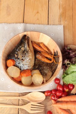 Tarı yaki sos taze sebze ile pişmiş somon kafa.