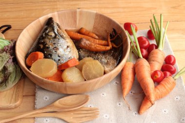 Tarı yaki sos taze sebze ile pişmiş somon kafa.