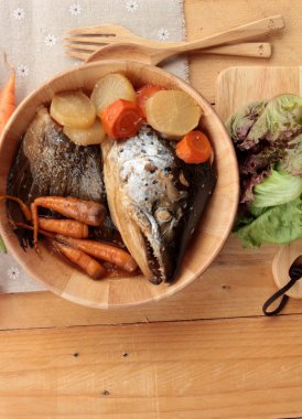 Tarı yaki sos taze sebze ile pişmiş somon kafa.