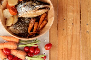 Tarı yaki sos taze sebze ile pişmiş somon kafa.