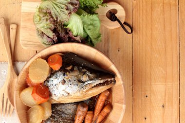 Tarı yaki sos taze sebze ile pişmiş somon kafa.