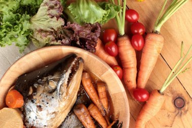 Tarı yaki sos taze sebze ile pişmiş somon kafa.