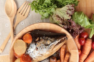 Tarı yaki sos taze sebze ile pişmiş somon kafa.