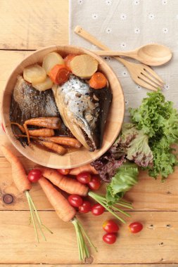 Tarı yaki sos taze sebze ile pişmiş somon kafa.