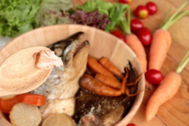 Tarı yaki sos taze sebze ile pişmiş somon kafa.