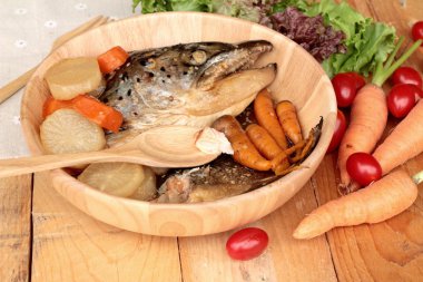 Tarı yaki sos taze sebze ile pişmiş somon kafa.