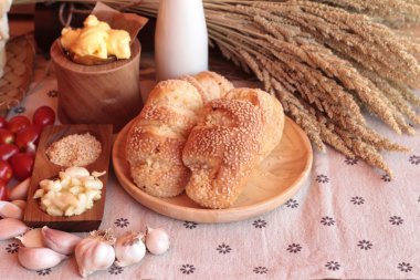 Sarımsaklı ekmek ot ahşap arka plan üzerinde lezzetli.