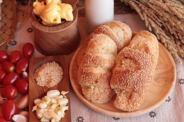 Sarımsaklı ekmek ot ahşap arka plan üzerinde lezzetli.