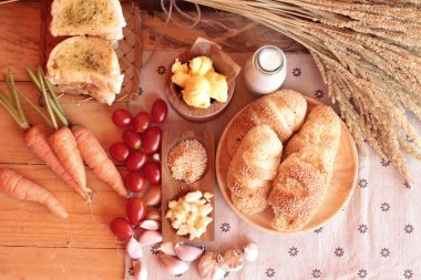 Sarımsaklı ekmek ot ahşap arka plan üzerinde lezzetli.