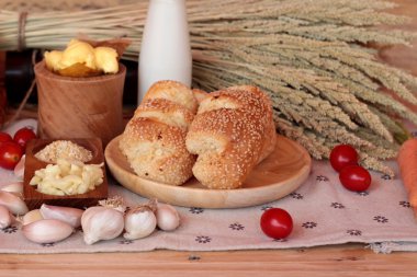 Sarımsaklı ekmek ot ahşap arka plan üzerinde lezzetli.