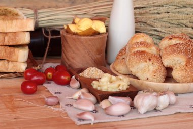 Sarımsaklı ekmek ot ahşap arka plan üzerinde lezzetli.