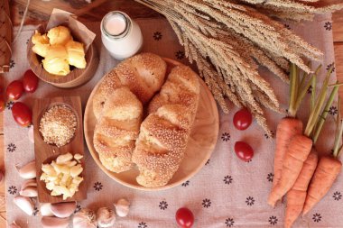 Sarımsaklı ekmek ot ahşap arka plan üzerinde lezzetli.