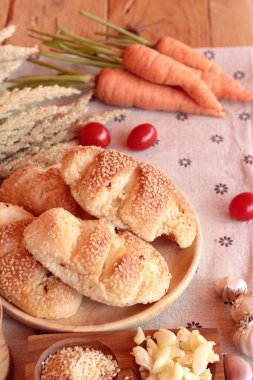 Sarımsaklı ekmek ot ahşap arka plan üzerinde lezzetli.