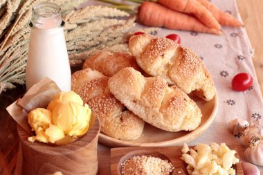 Sarımsaklı ekmek ot ahşap arka plan üzerinde lezzetli.