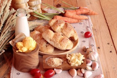 Sarımsaklı ekmek ot ahşap arka plan üzerinde lezzetli.