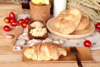 Sarımsaklı ekmek ot ahşap arka plan üzerinde lezzetli.