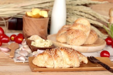 Sarımsaklı ekmek ot ahşap arka plan üzerinde lezzetli.