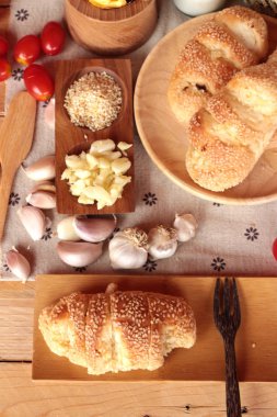 Sarımsaklı ekmek ot ahşap arka plan üzerinde lezzetli.