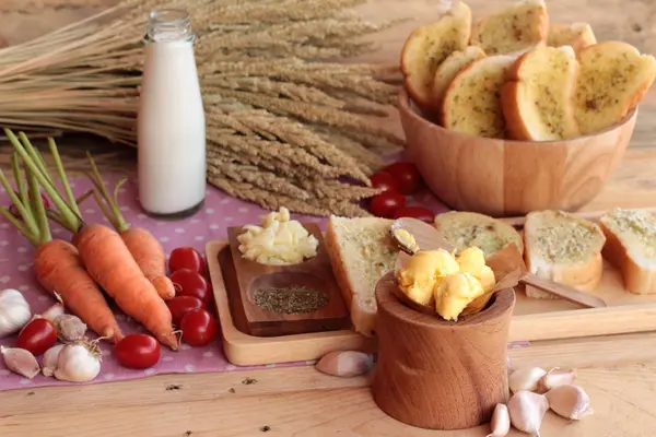 Sarımsaklı ekmek ekmek yapma ile lezzetli bitki.