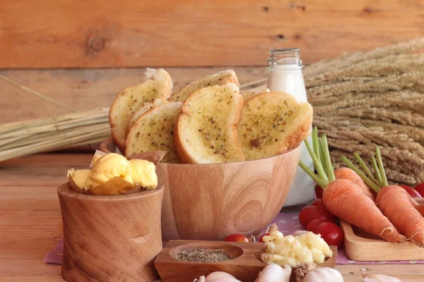Pan de ajo de hierba deliciosa con pan . — Foto de Stock