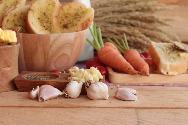 Sarımsaklı ekmek ekmek yapma ile lezzetli bitki.