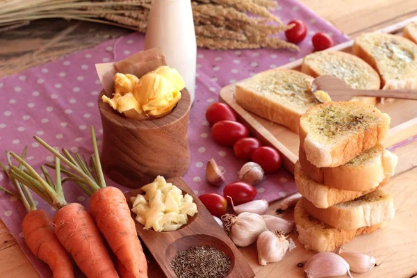 Pan de ajo de hierba deliciosa con pan . — Foto de Stock