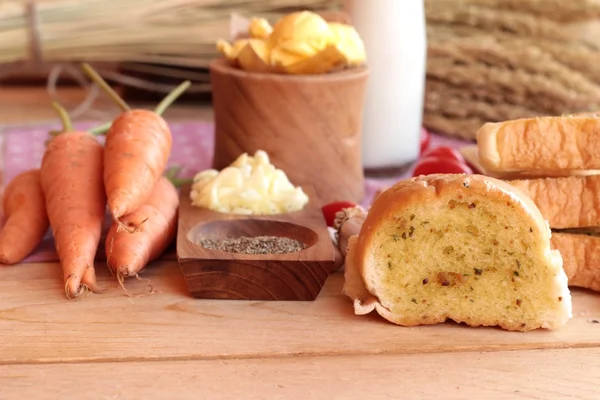 Pan de ajo de hierba deliciosa con pan . — Foto de Stock