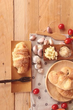 Sarımsaklı ekmek ot ahşap arka plan üzerinde lezzetli.