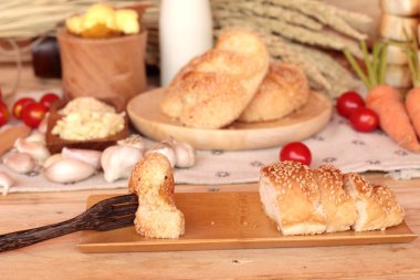 Sarımsaklı ekmek ot ahşap arka plan üzerinde lezzetli.