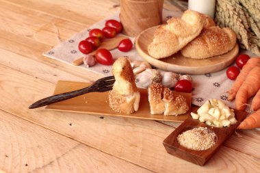 Sarımsaklı ekmek ot ahşap arka plan üzerinde lezzetli.