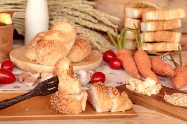 Sarımsaklı ekmek ot ahşap arka plan üzerinde lezzetli.