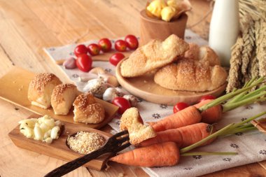 Sarımsaklı ekmek ot ahşap arka plan üzerinde lezzetli.