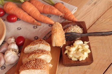 Sarımsaklı ekmek ot ahşap arka plan üzerinde lezzetli.