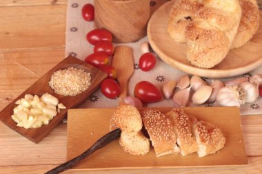 Sarımsaklı ekmek ot ahşap arka plan üzerinde lezzetli.