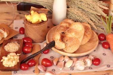 Sarımsaklı ekmek ot ahşap arka plan üzerinde lezzetli.