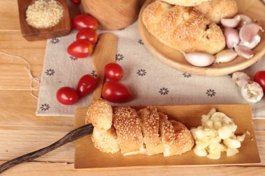 Sarımsaklı ekmek ot ahşap arka plan üzerinde lezzetli.