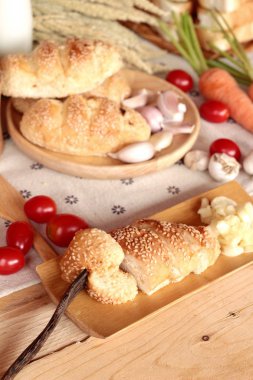 Sarımsaklı ekmek ot ahşap arka plan üzerinde lezzetli.