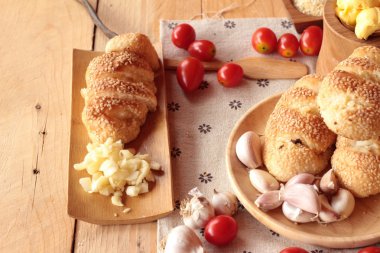 Sarımsaklı ekmek ot ahşap arka plan üzerinde lezzetli.