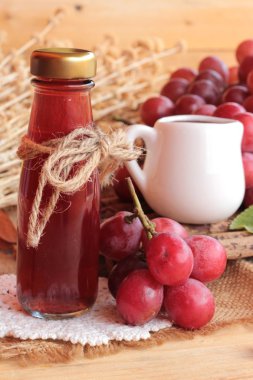 Üzüm meyve sulu taze lezzetli ve kırmızı şarap grup.