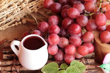 Üzüm meyve sulu taze lezzetli ve kırmızı şarap grup.