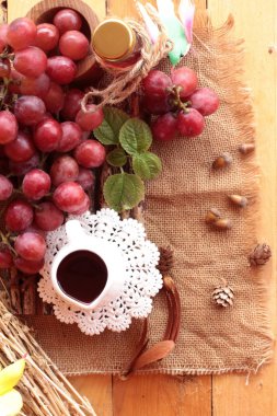 Üzüm meyve sulu taze lezzetli ve kırmızı şarap grup.