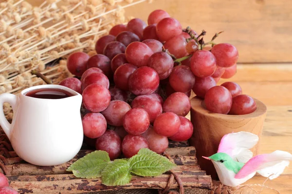 Куча винограда фруктовые сочные свежие вкусные и красное вино . — стоковое фото