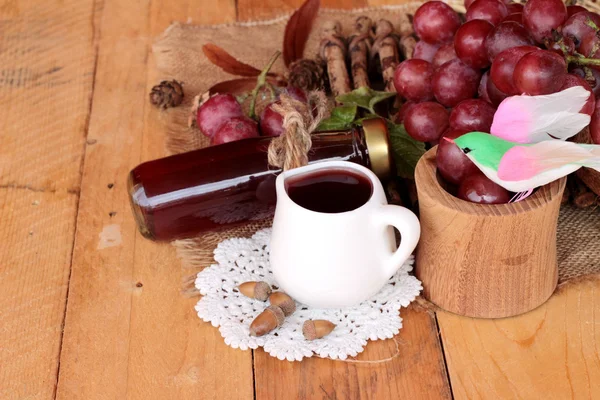 Група винограду фрукти соковиті свіжі смачні і червоне вино . — стокове фото