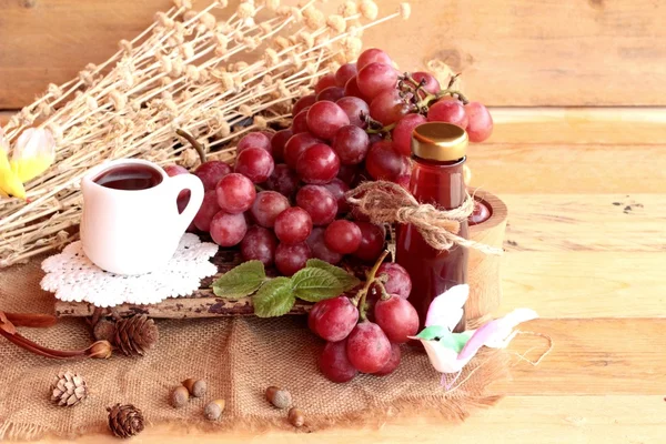 Група винограду фрукти соковиті свіжі смачні і червоне вино . — стокове фото