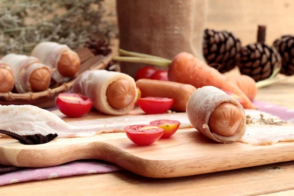 Salsicce avvolte in grasso di pancetta crudo a delizioso . — Foto Stock