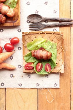 Lezzetli domuz yağında sarılı ızgara sosis.