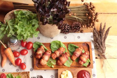 Lezzetli domuz yağında sarılı ızgara sosis.